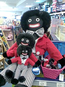 Голливог — ряпичная куклу на распродаже, сидящая со своими копиями в корзине
