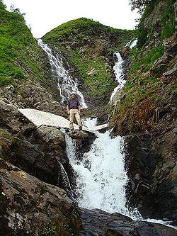 Водопад в верховьях реки Ачипсе на склонах горы Ачишхо