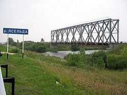Железнодорожный мост через речку