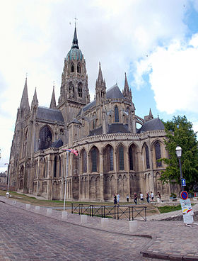 Cathédrale de Bayeux - vue d'ensemble.jpg