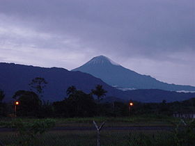 Вулкан Сангай в Эквадоре (26 ноября 2004 г.).