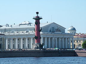 Ростральная колонна на фоне здания